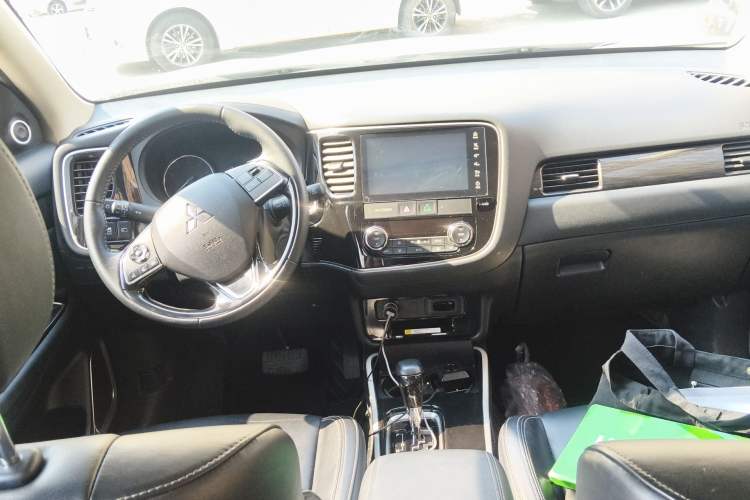 Used Mitsubishi Outlander 2020 2.0L Two-Wheel Drive Enjoyment Version 5 Seats Center Console