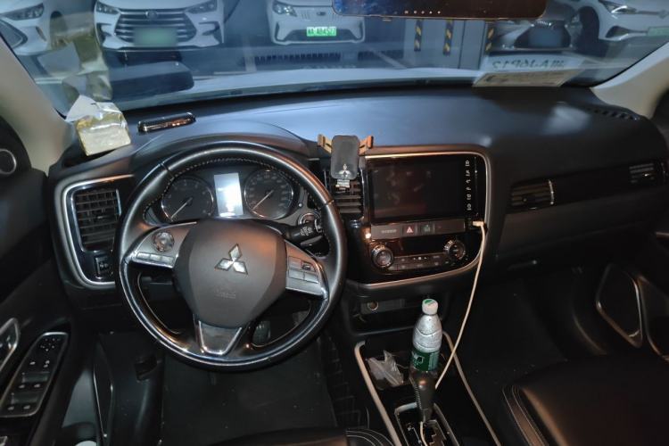 Used Mitsubishi Outlander 2020 2.0L Two-Wheel Drive Comfort Edition 7-Seater Center Console