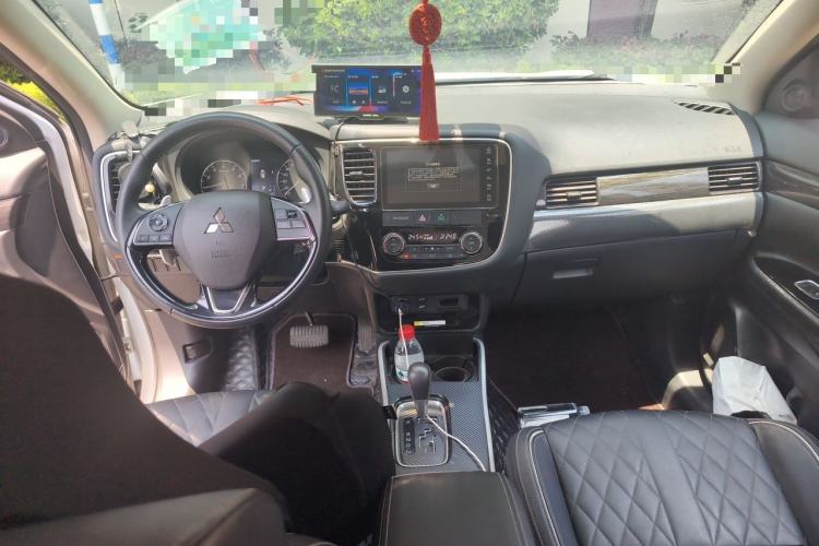 Used Mitsubishi Outlander 2020 2.4L 4x4 Zhi Xiang Edition 5 Seats Center Console