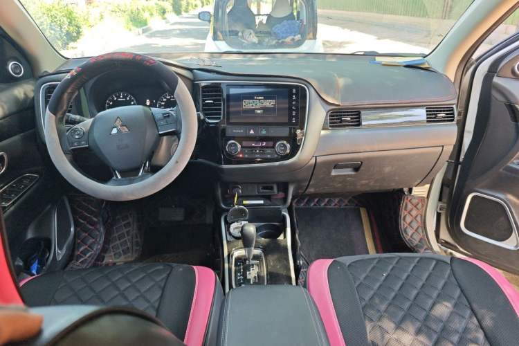 Used Mitsubishi Outlander 2020 2.0L Two-Wheel Drive Comfort Edition 7-Seater Center Console
