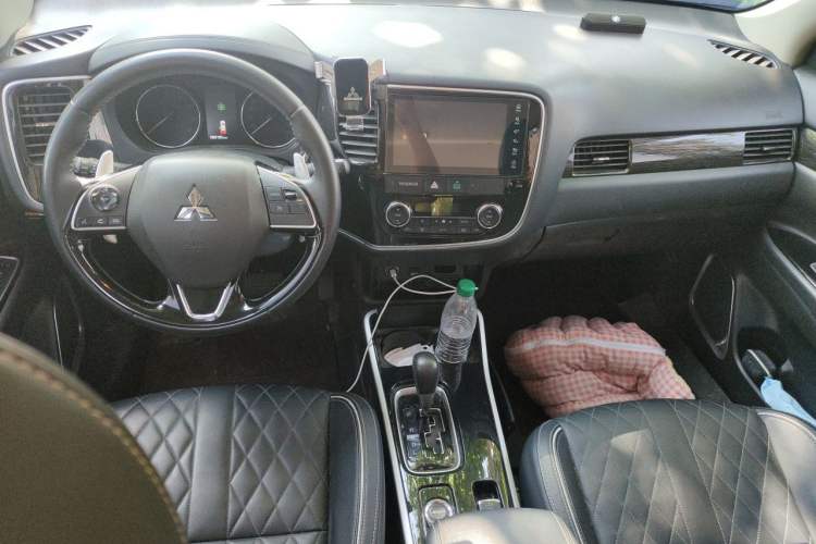 Used Mitsubishi Outlander 2020 2.4L 4x4 Zhi Xiang Edition 5 Seats Center Console