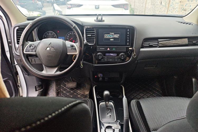 Used Mitsubishi Outlander 2020 2.0L Two-Wheel Drive Comfort Edition 5 Seats Center Console