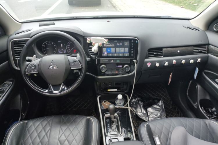 Used Mitsubishi Outlander 2020 2.4L 4x4 Zhi Xiang Edition 5 Seats Center Console