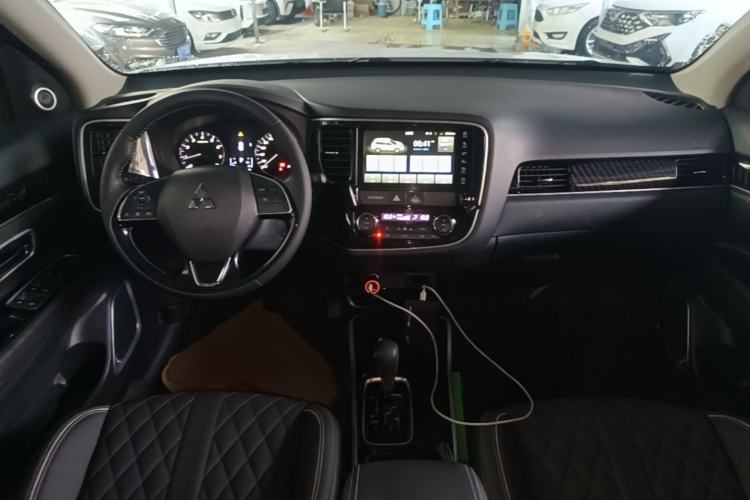 Used Mitsubishi Outlander 2020 2.0L Two-Wheel Drive Comfort Edition 7-Seater Center Console