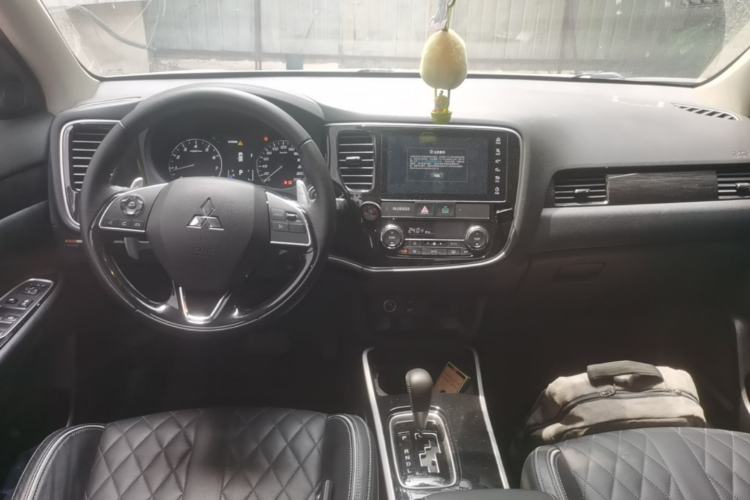 Used Mitsubishi Outlander 2020 2.4L 4x4 Zhi Xiang Edition 5 Seats Center Console