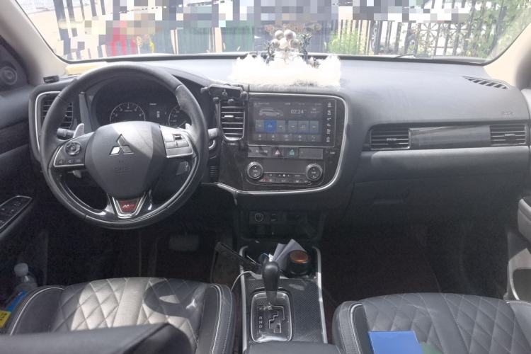 Used Mitsubishi Outlander 2020 2.4L 4x4 Zhi Xiang Edition 5 Seats Center Console