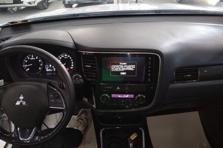 Used Mitsubishi Outlander 2020 2.4L 4x4 Zhi Xiang Edition 5 Seats Center Console