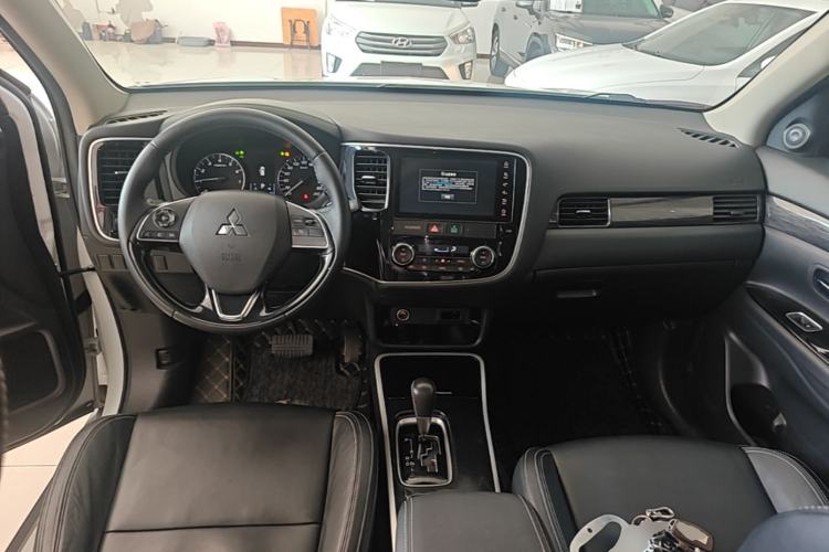 Used Mitsubishi Outlander 2020 2.0L Two-Wheel Drive Comfort Edition 7-Seater Center Console