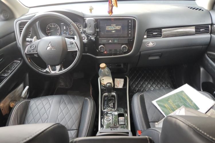 Used Mitsubishi Outlander 2020 2.4L 4x4 Zhi Xiang Edition 5 Seats Center Console