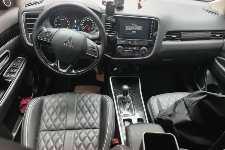 Used Mitsubishi Outlander 2020 2.0L Two-Wheel Drive Comfort Edition 7-Seater Center Console