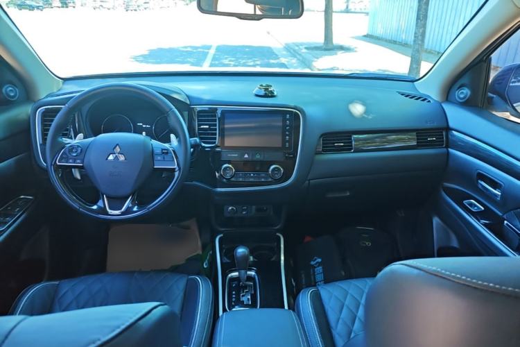 Used Mitsubishi Outlander 2020 2.4L 4x4 Zhi Xiang Edition 7-Seater Center Console