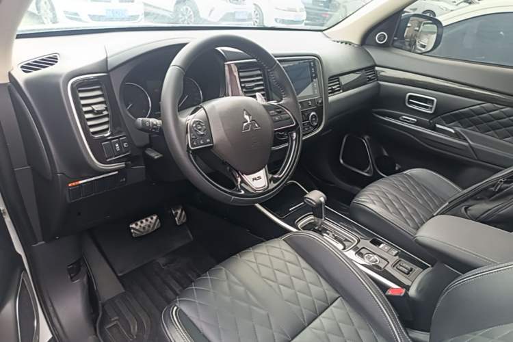 Used Mitsubishi Outlander 2020 2.4L 4x4 Zhi Xiang Edition 7-Seater Center Console