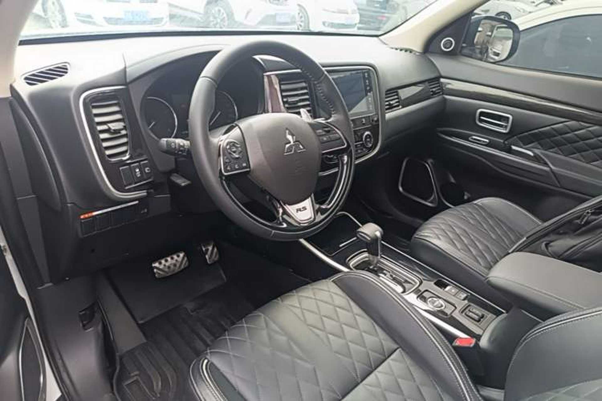 Used Mitsubishi Outlander 2020 2.4L 4x4 Zhi Xiang Edition 7-Seater Center Console