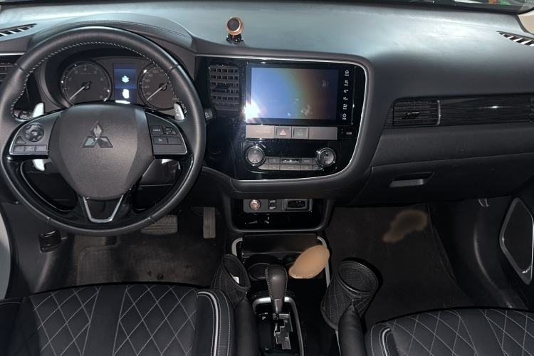 Used Mitsubishi Outlander 2020 2.4L 4x4 Zhi Xiang Edition 7-Seater Center Console