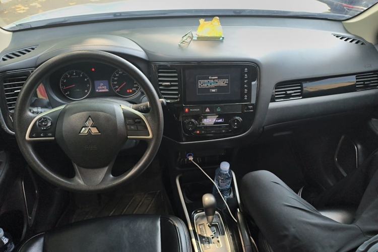 Used Mitsubishi Outlander 2020 2.0L Two-Wheel Drive Comfort Edition 5 Seats Center Console