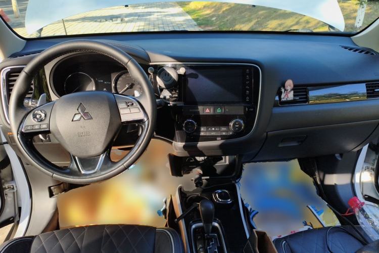 Used Mitsubishi Outlander 2020 2.4L 4x4 Zhi Xiang Edition 5 Seats Center Console