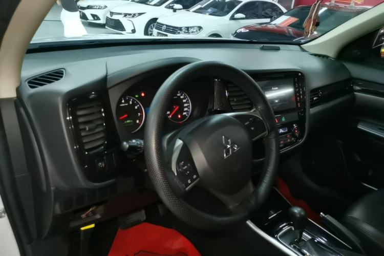 Used Mitsubishi Outlander 2020 2.0L Two-Wheel Drive Comfort Edition 5 Seats Center Console