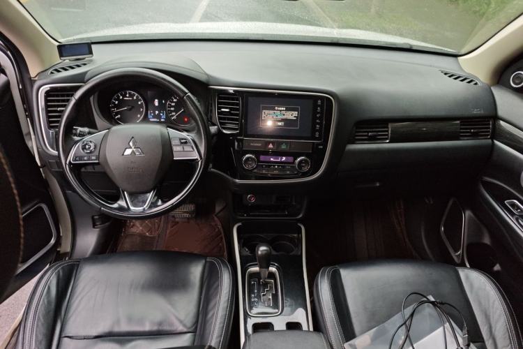 Used Mitsubishi Outlander 2020 2.0L Two-Wheel Drive Enjoyment Version 5 Seats Center Console