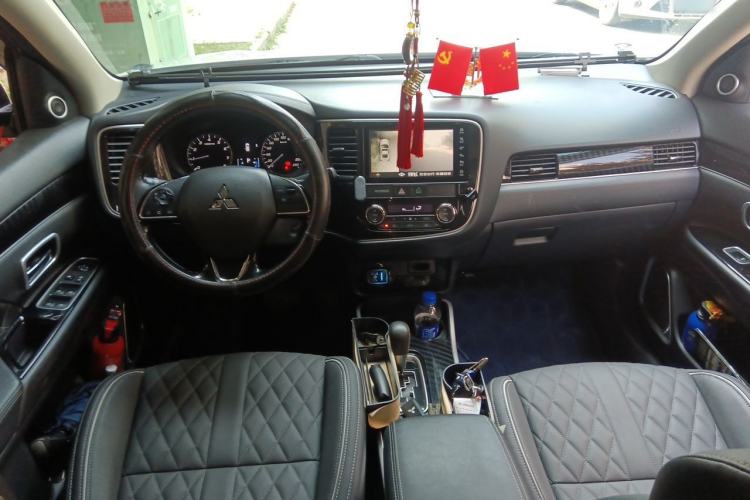 Used Mitsubishi Outlander 2020 2.0L Two-Wheel Drive Comfort Edition 7-Seater Center Console