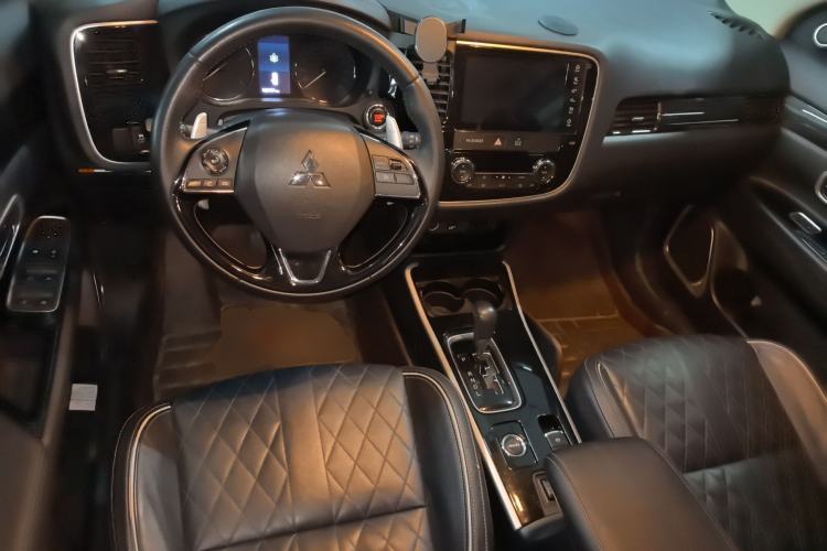Used Mitsubishi Outlander 2020 2.4L 4x4 Zhi Xiang Edition 5 Seats Center Console