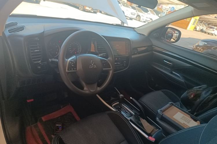 Used Mitsubishi Outlander 2020 2.0L Two-Wheel Drive Comfort Edition 5 Seats Center Console