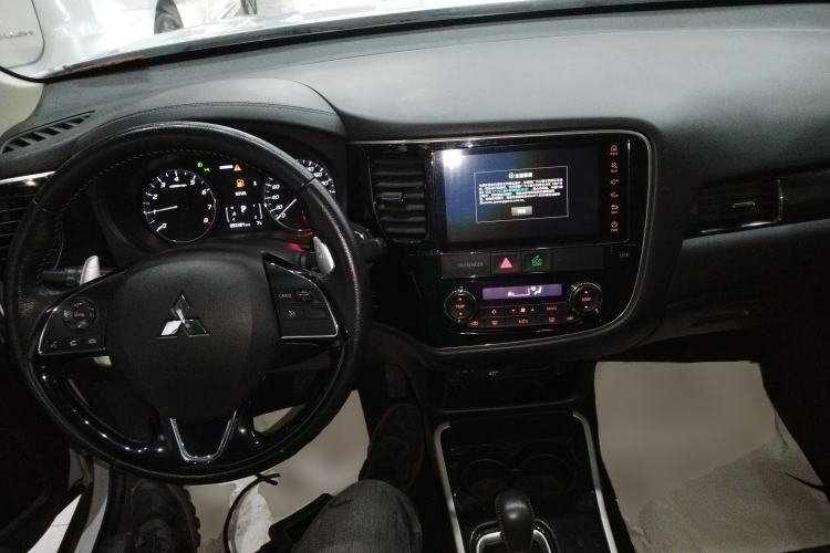 Used Mitsubishi Outlander 2020 2.4L 4x4 Zhi Xiang Edition 5 Seats Center Console