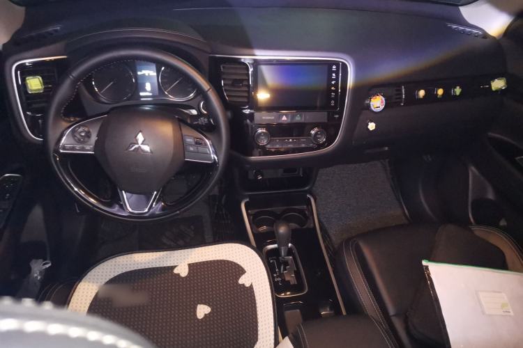 Used Mitsubishi Outlander 2020 2.0L Two-Wheel Drive Comfort Edition 7-Seater Center Console