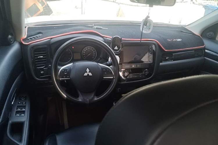 Used Mitsubishi Outlander 2020 2.0L Two-Wheel Drive Comfort Edition 5 Seats Center Console