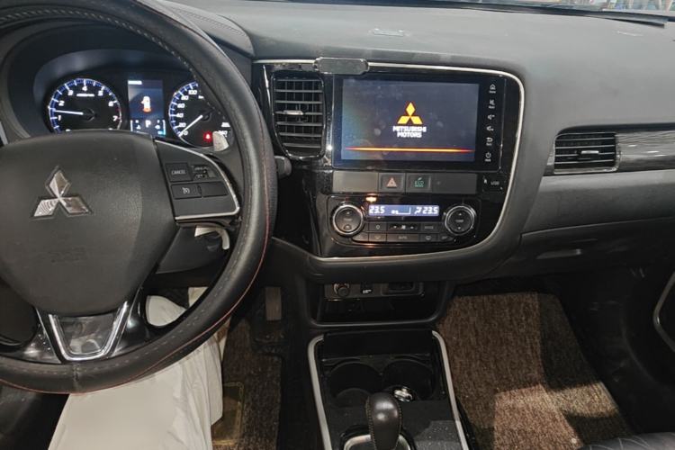 Used Mitsubishi Outlander 2020 2.4L 4x4 Zhi Xiang Edition 5 Seats Center Console
