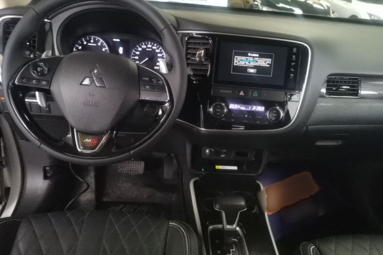 Used Mitsubishi Outlander 2020 2.4L 4x4 Zhi Xiang Edition 5 Seats Center Console