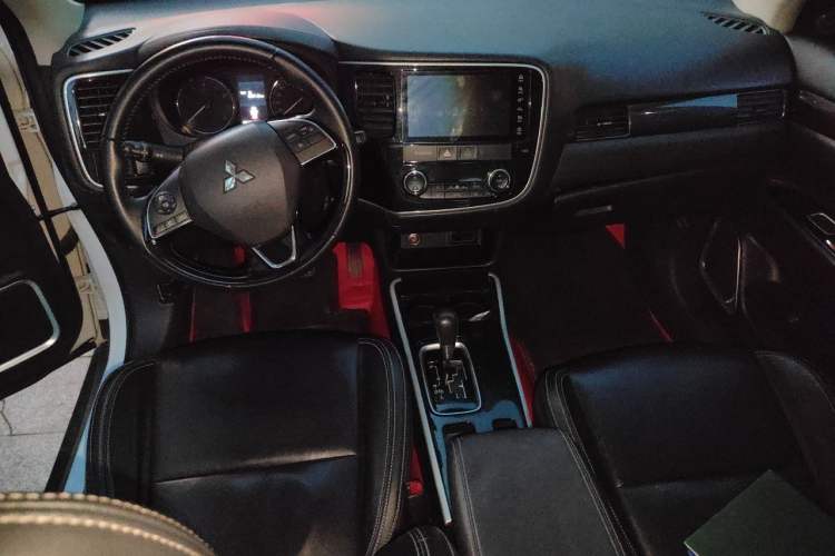 Used Mitsubishi Outlander 2020 2.0L Two-Wheel Drive Enjoyment Version 5 Seats Center Console
