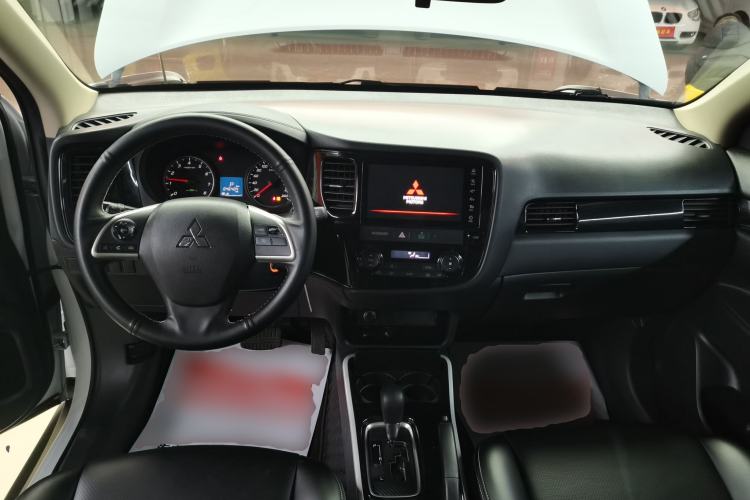 Used Mitsubishi Outlander 2020 2.0L Two-Wheel Drive Comfort Edition 5 Seats Center Console