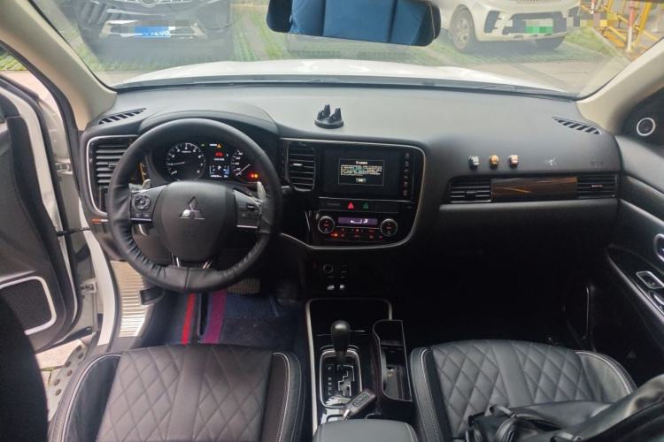Used Mitsubishi Outlander 2020 2.4L 4x4 Zhi Xiang Edition 7-Seater Center Console