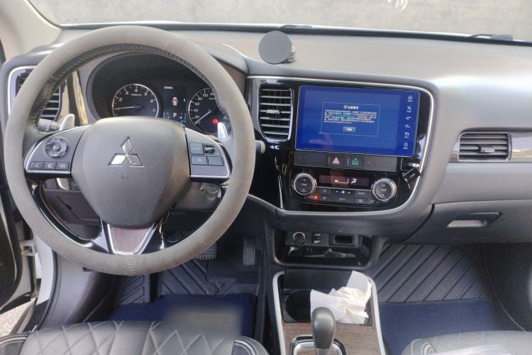 Used Mitsubishi Outlander 2020 2.4L 4x4 Zhi Xiang Edition 5 Seats Center Console