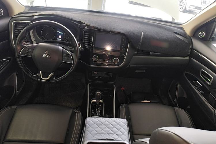 Used Mitsubishi Outlander 2020 2.0L Two-Wheel Drive Comfort Edition 7-Seater Center Console