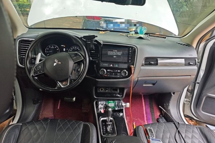 Used Mitsubishi Outlander 2020 2.4L 4x4 Zhi Xiang Edition 7-Seater Center Console
