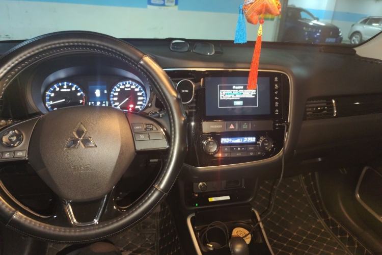 Used Mitsubishi Outlander 2020 2.0L Two-Wheel Drive Comfort Edition 7-Seater Center Console