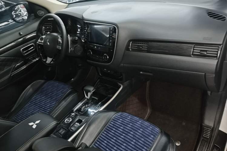Used Mitsubishi Outlander 2020 2.4L 4x4 Zhi Xiang Edition 5 Seats Center Console