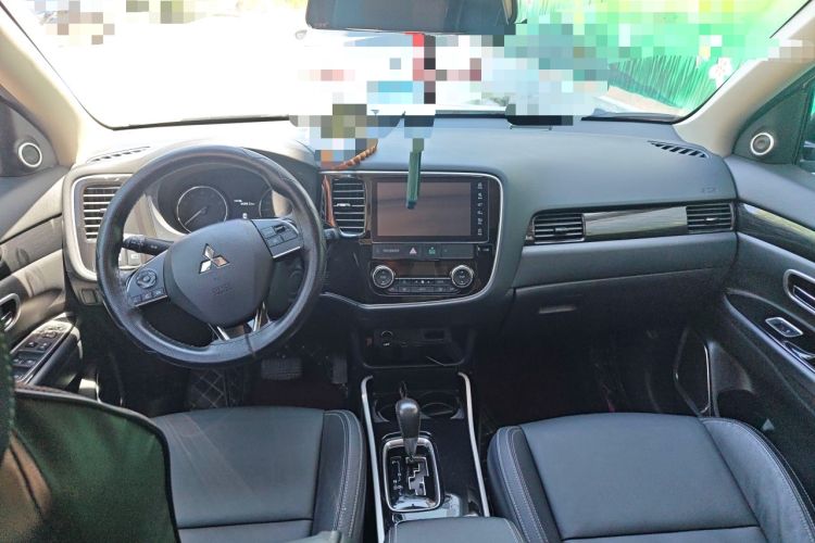 Used Mitsubishi Outlander 2020 2.0L Two-Wheel Drive Comfort Edition 7-Seater Center Console