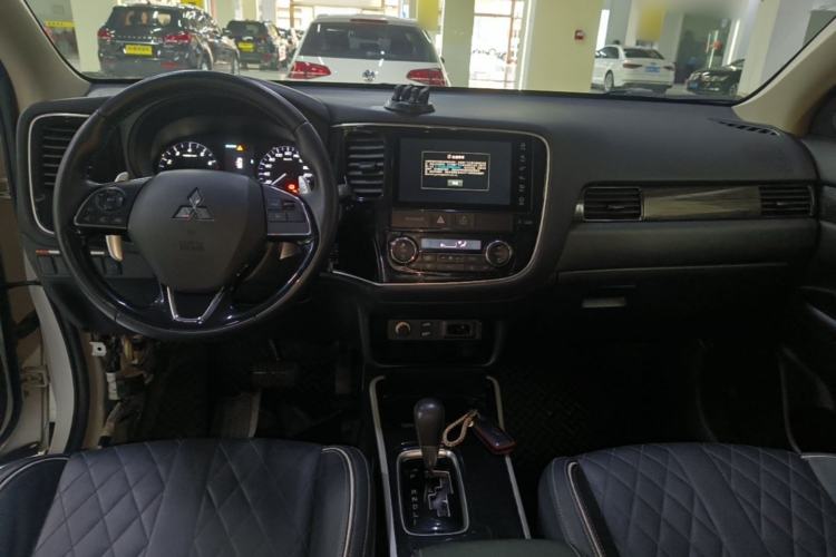 Used Mitsubishi Outlander 2020 2.4L 4x4 Zhi Xiang Edition 7-Seater Center Console
