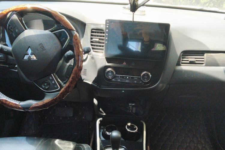 Used Mitsubishi Outlander 2020 2.0L Two-Wheel Drive Comfort Edition 7-Seater Center Console
