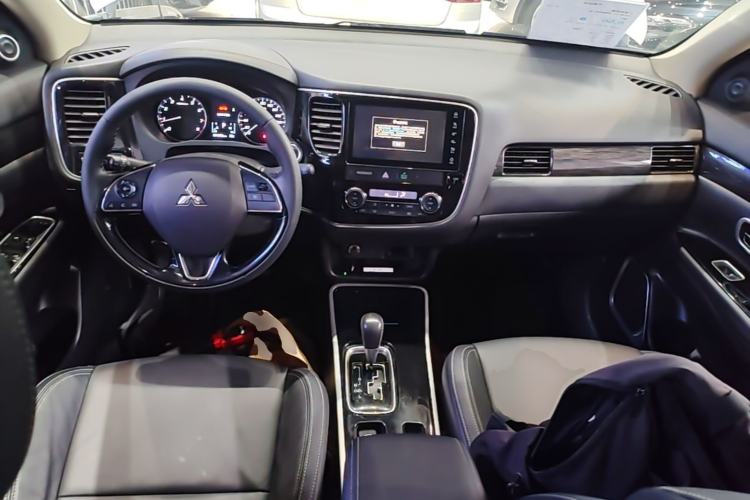 Used Mitsubishi Outlander 2020 2.0L Two-Wheel Drive Comfort Edition 7-Seater Center Console