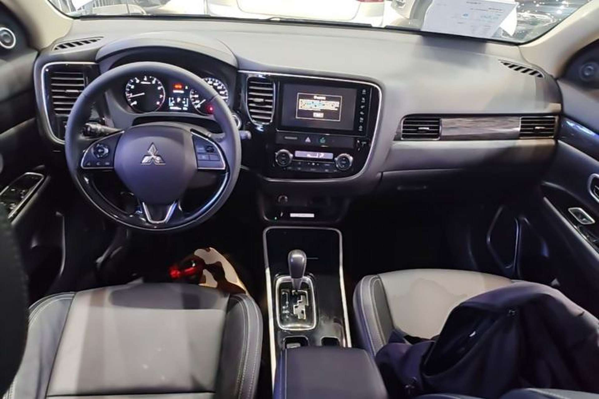 Used Mitsubishi Outlander 2020 2.0L Two-Wheel Drive Comfort Edition 7-Seater Center Console