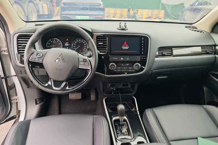 Used Mitsubishi Outlander 2020 2.0L Two-Wheel Drive Enjoyment Version 5 Seats Center Console