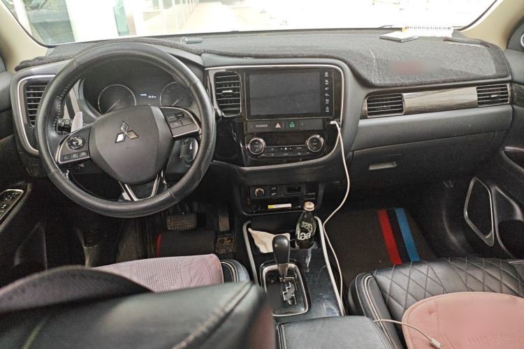 Used Mitsubishi Outlander 2020 2.4L 4x4 Zhi Xiang Edition 5 Seats Center Console