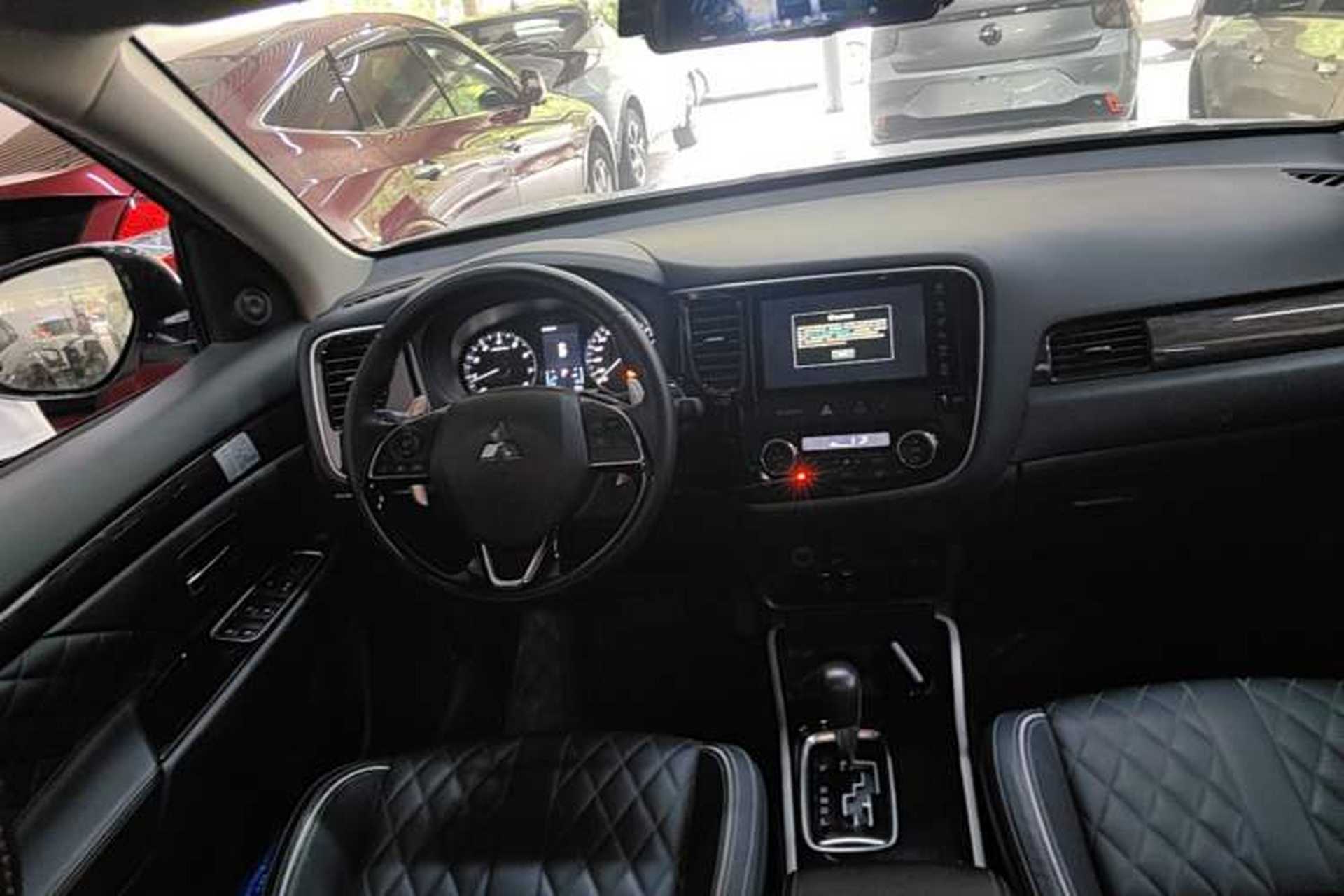 Used Mitsubishi Outlander 2020 2.4L 4x4 Zhi Xiang Edition 7-Seater Center Console