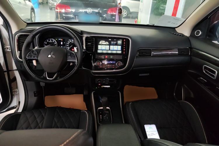 Used Mitsubishi Outlander 2020 2.4L 4x4 Zhi Xiang Edition 7-Seater Center Console