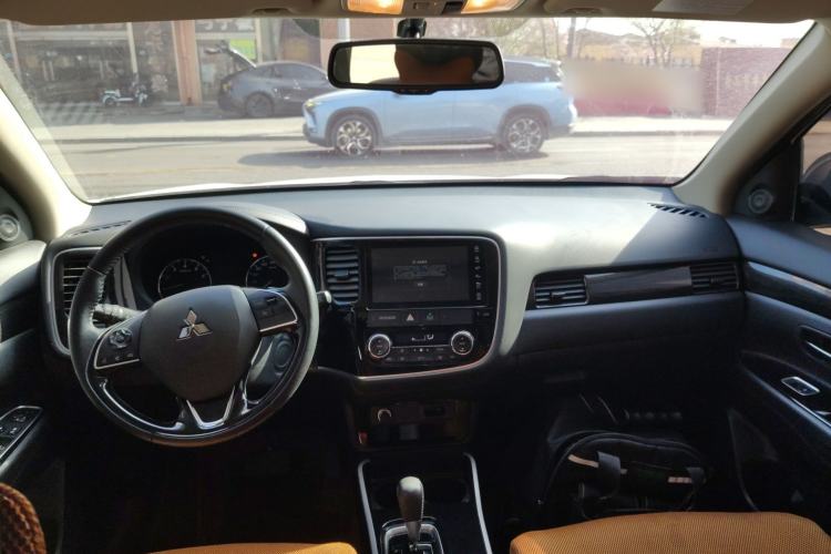 Used Mitsubishi Outlander 2020 2.0L Two-Wheel Drive Enjoyment Version 5 Seats Center Console