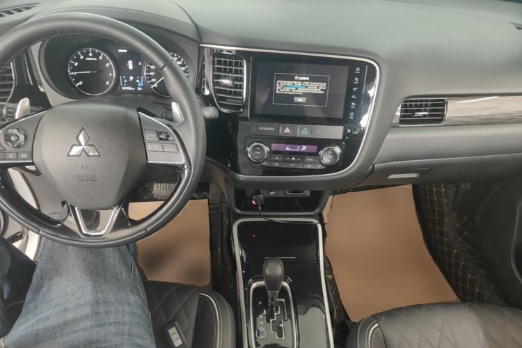 Used Mitsubishi Outlander 2020 2.4L 4x4 Zhi Xiang Edition 7-Seater Center Console