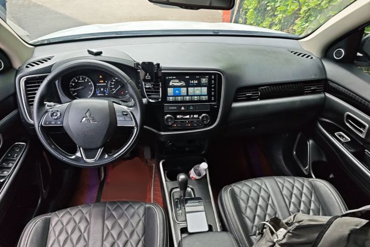Used Mitsubishi Outlander 2020 2.0L Two-Wheel Drive Comfort Edition 7-Seater Center Console